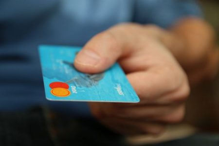出張でクレジットカードをつかうサラリーマン
