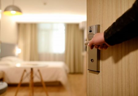 仕事がえりのホテルに落ち着く男性