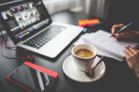 事務処理をする社員
