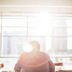 派遣社員をやめるか迷う男性