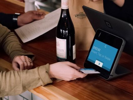 クレジットカードで支払いをするお客さん