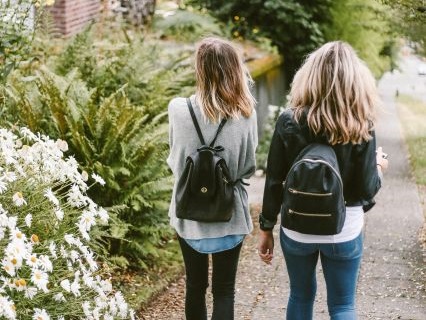 卒業旅行を満喫する女性たち