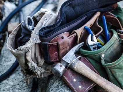 電気工事の安全帯と道具