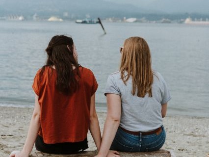 卒業旅行へ親友といく二人の女子