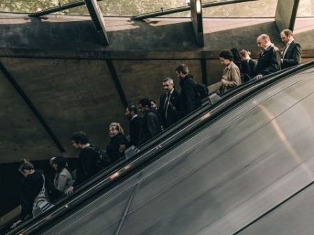 周りを気にして整列しエスカレーターをおりる人達