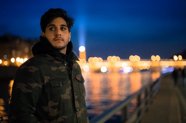 仕事がいやで一人夜をさまよう