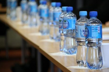 コンビニで買うペットボトルの水
