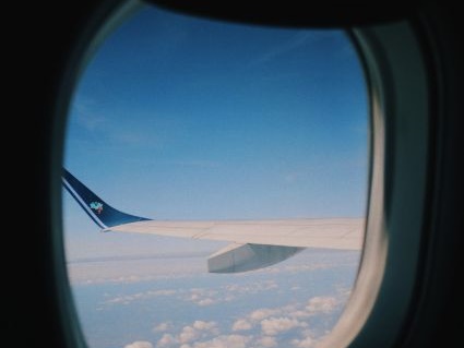 飛行機内で音楽をきいて過ごす