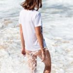 プチ断食でダイエットに成功して海で水着をきる女