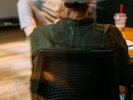 話し合いをする男女