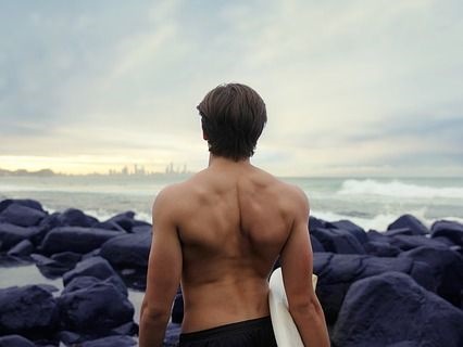 やせて引き締まった体になった男性