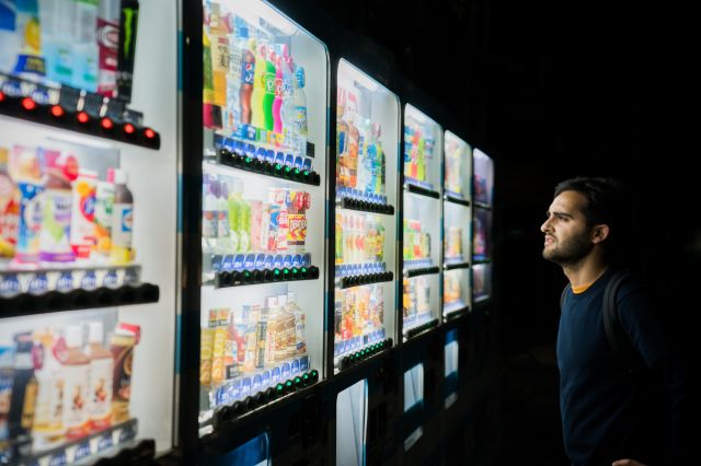 多くの商品の前で立ちすくむ男性
