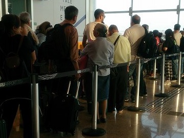 飛行機への搭乗を待つ人の列
