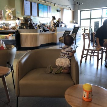 スタバで休憩中の子供